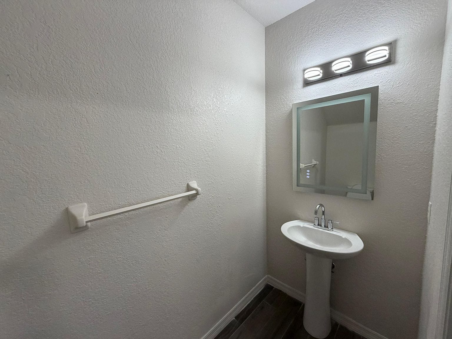 Medio baño con lavabo de pedestal