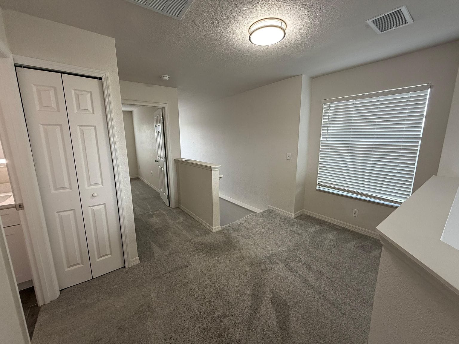 Habitación alfombrada con puertas de clóset