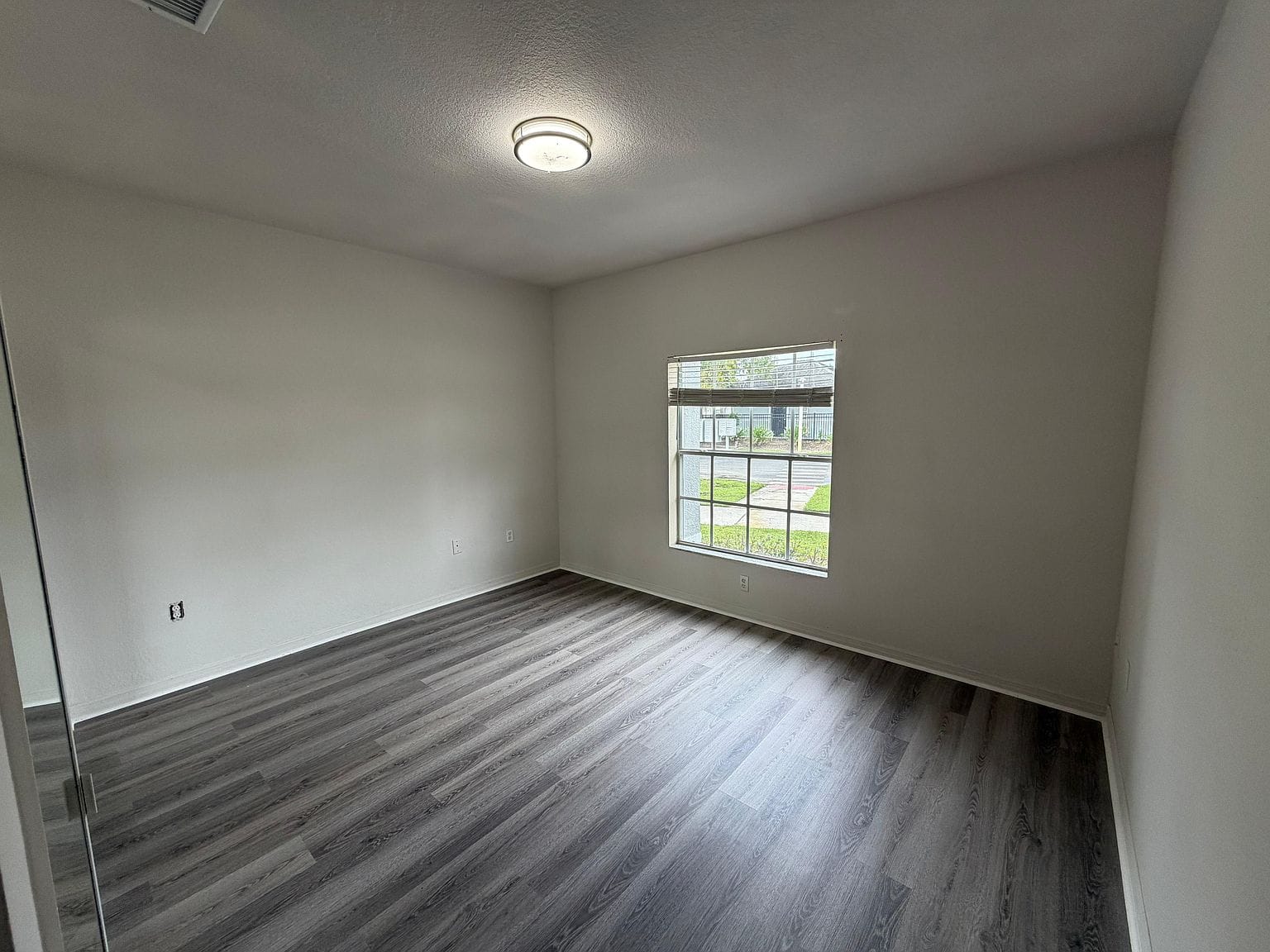 Habitación de planta baja con ventana